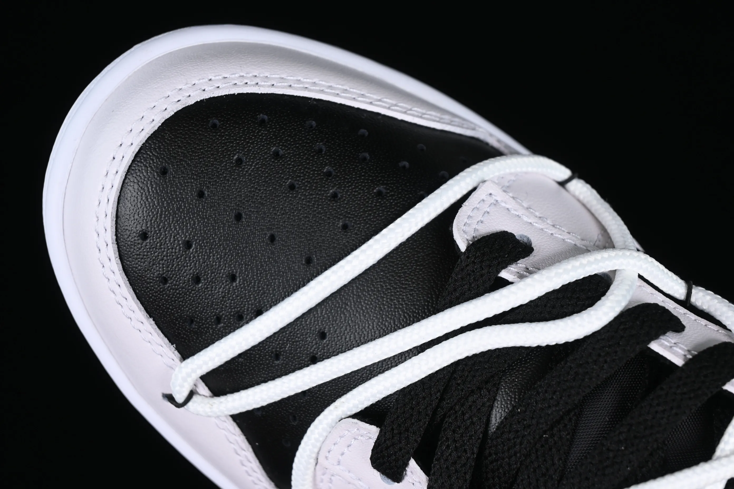 All Categories Nk SB Dunk Series Nk SB Dunk Low Low-top sneakers Nk Dunk Low Mysterious Dark Night Blue-Night Messenger SB strappy low-top casual sneakers DV0831-002